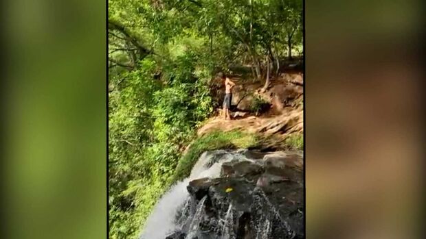 Homem se arrisca pulando da cachoeira do céu em Rochedinho