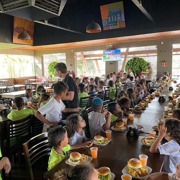Crianças ganham tarde de brincadeiras em restaurante de Campo Grande