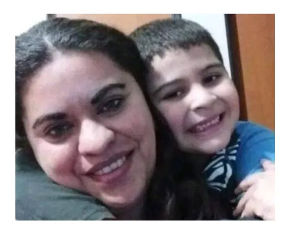 Policial chora ao encontrar criança morta de braços abertos no colo da mãe em Ponta Porã