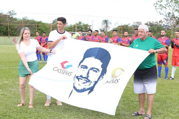 Amigos e familiares de José Roberto Faker prestam homenagem póstuma em amistoso de futebol