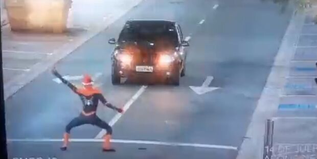 Homem-Aranha natalino é flagrado dançando na madrugada em Campo Grande (vídeo)