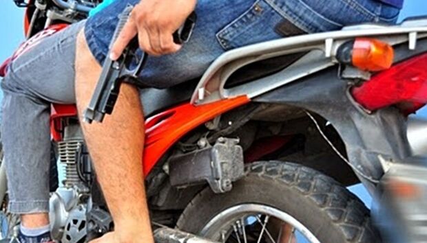 Homem flagra bandidos furtando moto e é ameaçado com arma no Jardim Tv Morena