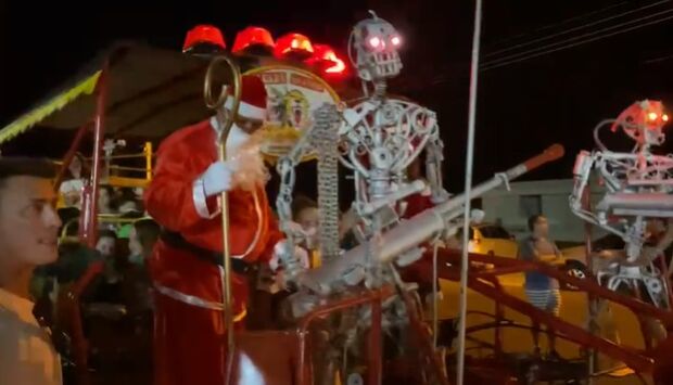 Papai Noel 'armado até os dentes' pede paz e passeia com crianças em Campo Grande (vídeo)