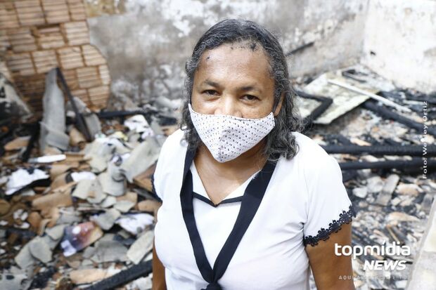 Mulher que teve casa incendiada pelo irmão pede ajuda para reconstruir imóvel (vídeo)