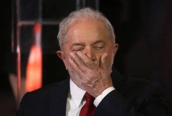 Lula afirma que poderia ensinar Bolsonaro a comer camarão e evitar internação