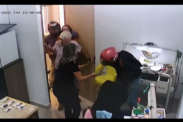 Câmera flagrou reação de dona de loja que esfaqueou bandido em MS (vídeo)