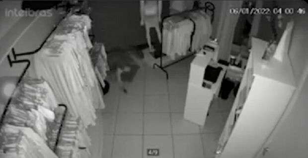 Ladrão rasteja para furtar loja e leva R$ 7 mil no Monte Castelo (vídeo)