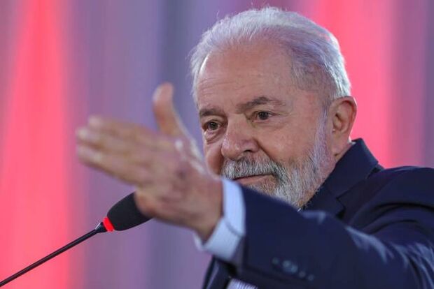 Indireta? Lula diz que brasileiros precisam de livro e não de arma