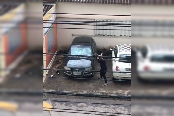 Mulher descobre traição e destrói carro do companheiro (vídeo)