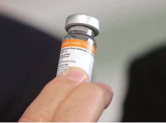 Estudo aponta que vacinados com Coronavac precisam de 2 reforços contra Ômicron
