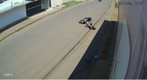 Vídeo mostra momento que fio enrosca no pescoço de motociclista em Campo Grande