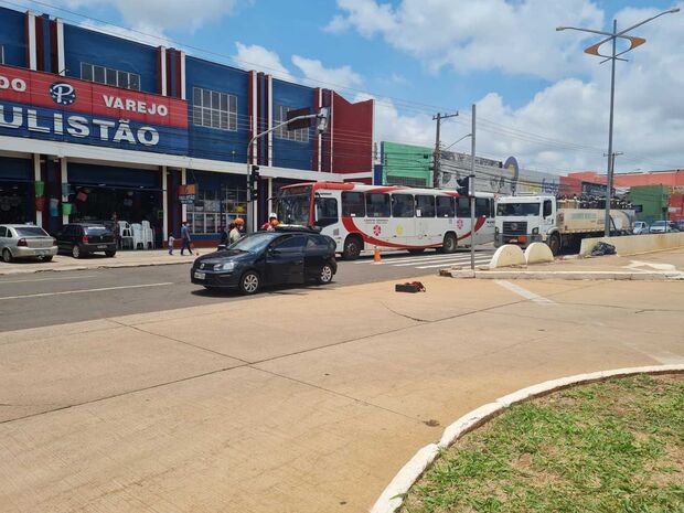 Caminhão bate na traseira de carro na Costa e Silva (vídeo)