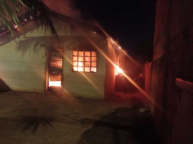 Casa é incendiada e homem linchado após espancar enteados no Portal Caiobá (vídeo)