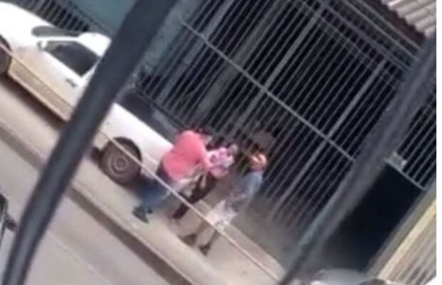 Patrão atira contra filha do funcionário após discussão (vídeo)