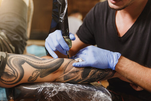 Cliente desiste de fazer tatuagem e é espancado por tatuador em Três Lagoas