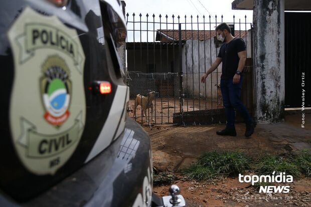 Polícia recolhe cães passando fome na Mata do Jacinto; dono nega abandono