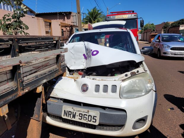 Motorista desvia de cachorro e bate carro contra caminhonete na Vila Carlota (vídeo)