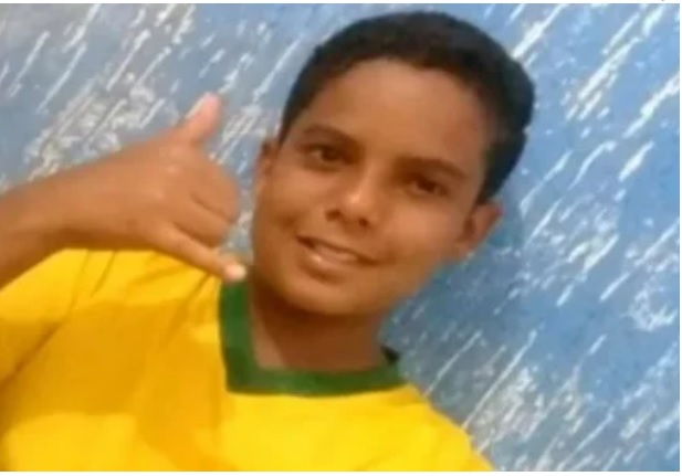 Adolescente morre após cair com bicicleta em buraco de obra