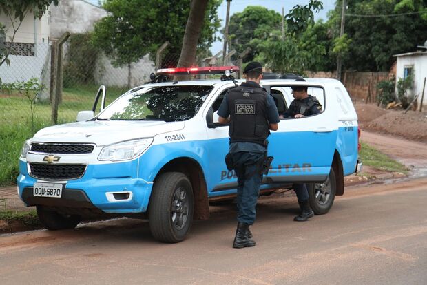 Ladrão tenta fugir empurrando carro e apanha da população em Campo Grande