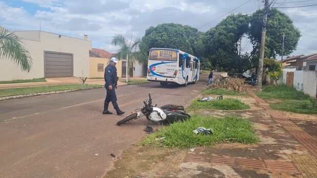 Açougueiro bate moto em ônibus e fica em estado grave na Vila Nasser (vídeo)