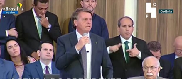 Bolsonaro admite que não sabe enfrentar crise econômica: 'deixo nas mãos de Deus'