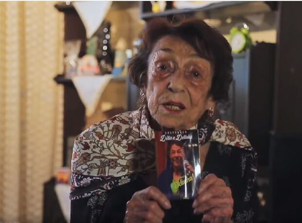 Delinha se recupera em casa e divulga venda de coletânea em Campo Grande (vídeo)