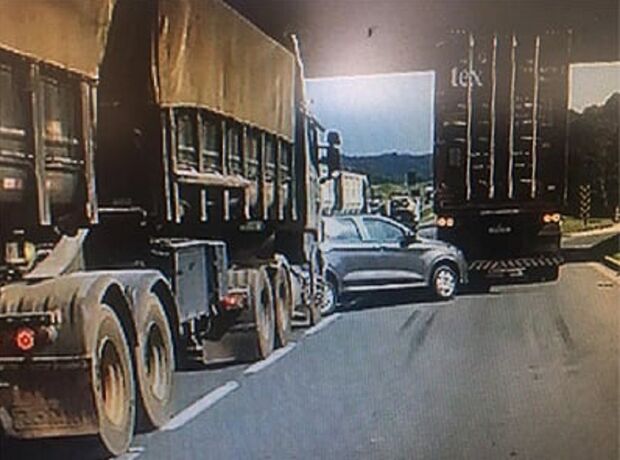 Carro é prensado entre dois caminhões em acidente na BR-116, no Paraná (vídeo)