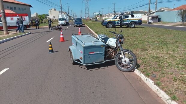 Motoentregador é atingido por motociclista e os dois são arremessados no Tiradentes (vídeo)