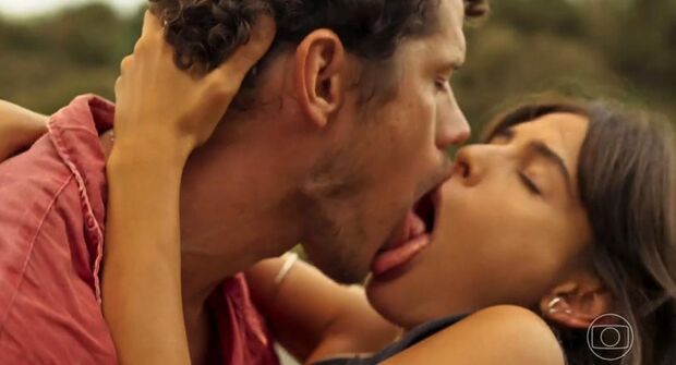 Cena de beijo entre Guta e Tadeu na novela Pantanal bomba na redes sociais