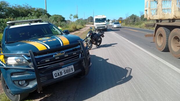 Motociclista bate na traseira de caminhão no macroanel de Campo Grande (vídeo)
