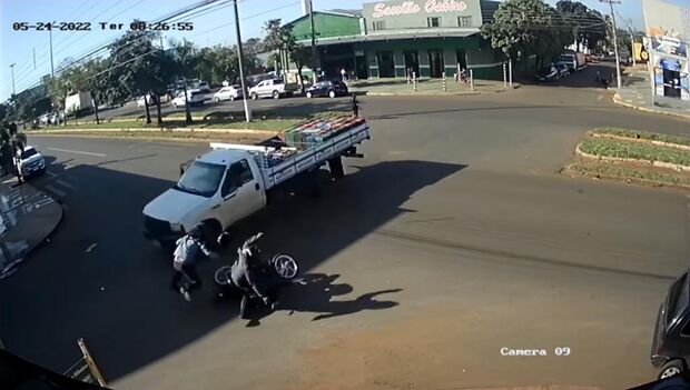 Câmera registrou momento que caminhonete invade preferencial e mata motociclista em MS (vídeo)