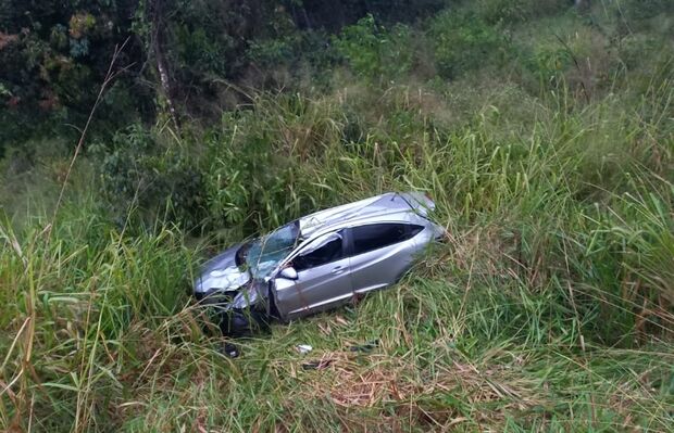 Motorista perde controle de veículo e bate em poste na MS-223, em Costa Rica