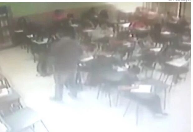 Professor dá tapa em aluno após ele supostamente retrucá-lo em sala de aula (vídeo)