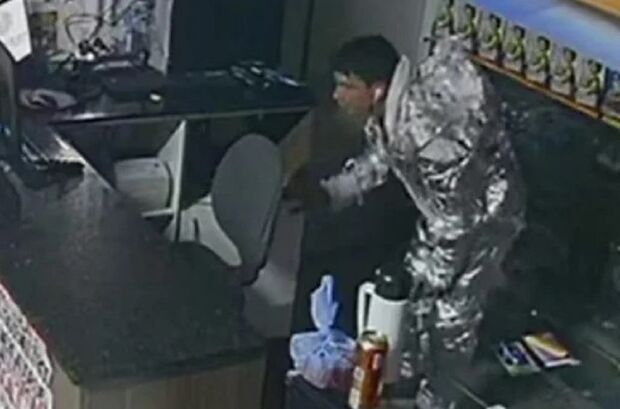 "Astronauta" invade supermercado e furta mais de R$ 70 mil em MG (vídeo)
