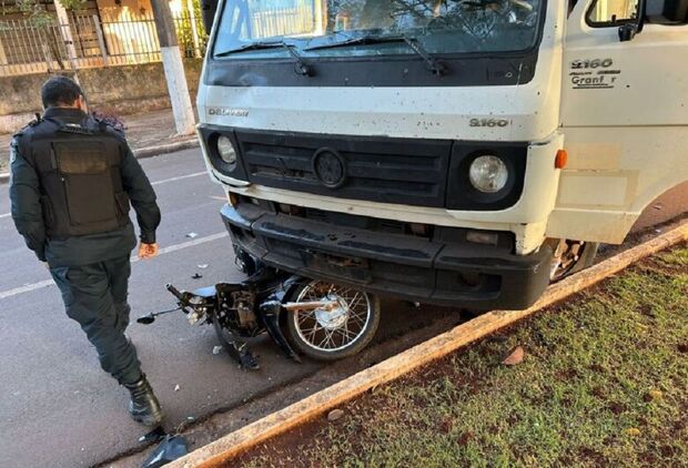 Motociclista bate em caminhão e estado é grave em Dourados