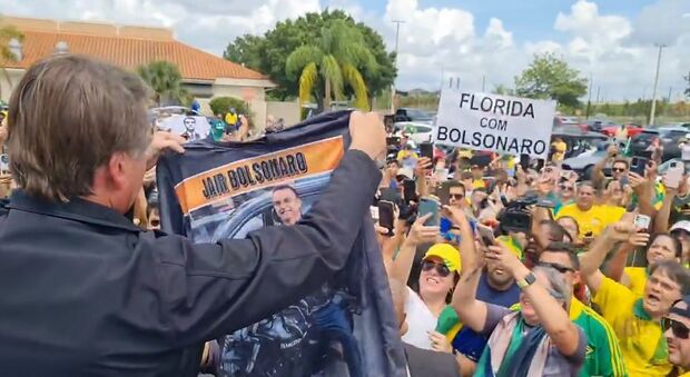 Bolsonaro visita igreja e declara: 'podemos viver sem oxigênio, mas jamais sem liberdade'