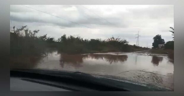 Estrada vira lagoa e fica intransitável durante chuvas na região do Retirinho