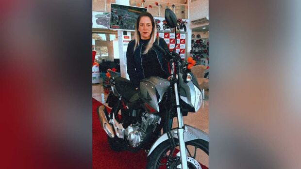 Jovem morta em acidente exibia moto com orgulho nas redes sociais