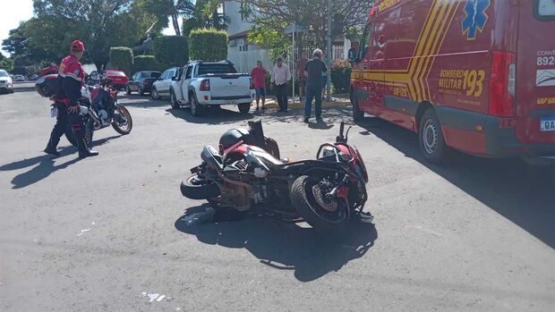 Batida entre moto e carro deixa um ferido no Centro de Campo Grande (vídeo)