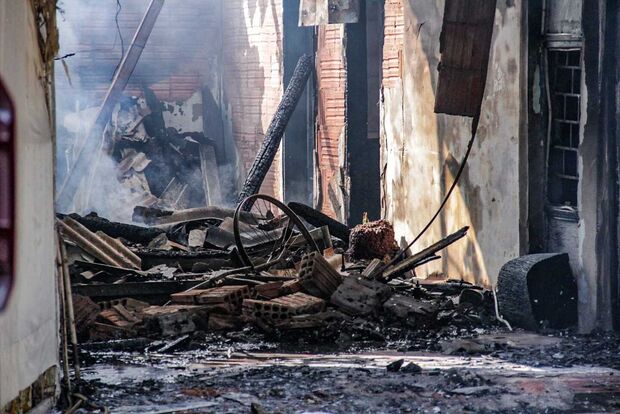 Casa pega fogo e assusta moradores no Nova Lima (vídeo)