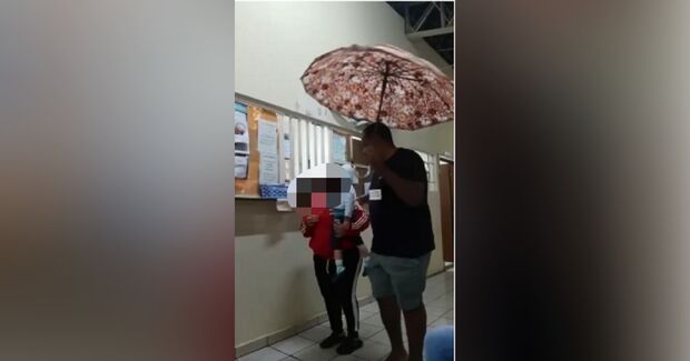 Paciente usa guarda-chuva para se proteger das goteiras em UPA (vídeo)