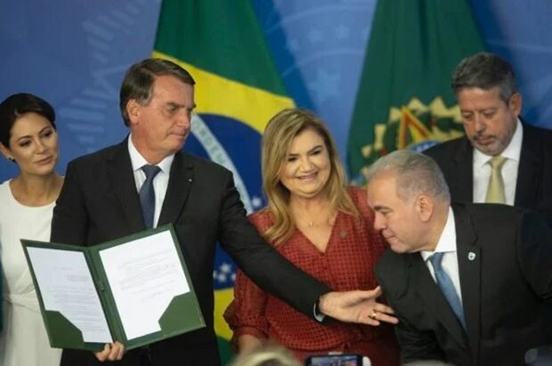 Bolsonaro sanciona piso salarial de R$ 4,7 mil para enfermeiros