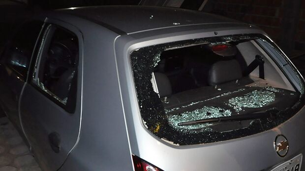 Mulher quebra vidros de carro e urina no banco do carro do ex-namorado em Campo Grande