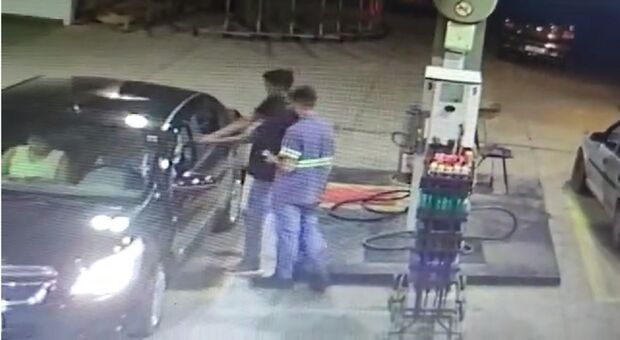 Imagens registraram momento que homem foi assassinado em posto de gasolina da Capital
