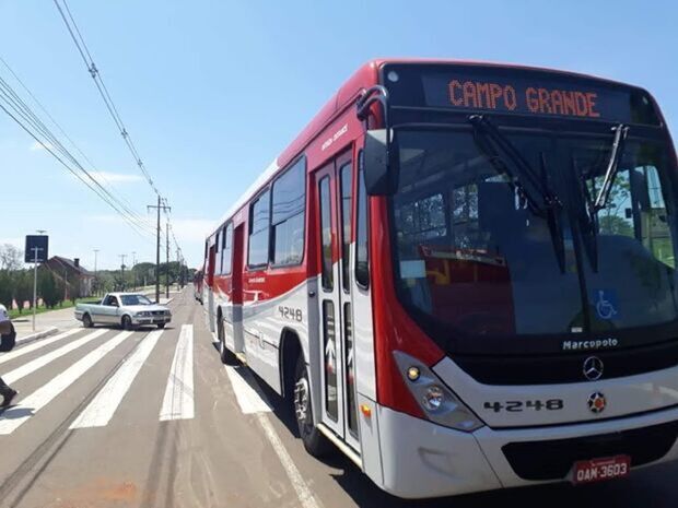 Mulher tem celular roubado e toma soco no rosto dentro de ônibus em Campo Grande