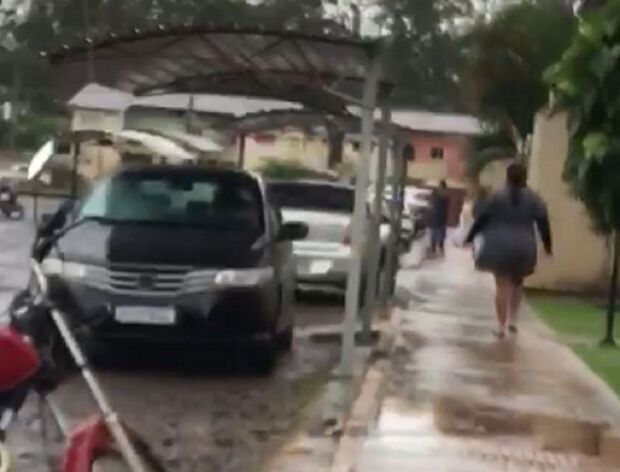 Mulher surrada pelo marido sai com bebê na chuva e frio pedir socorro no Carioca 