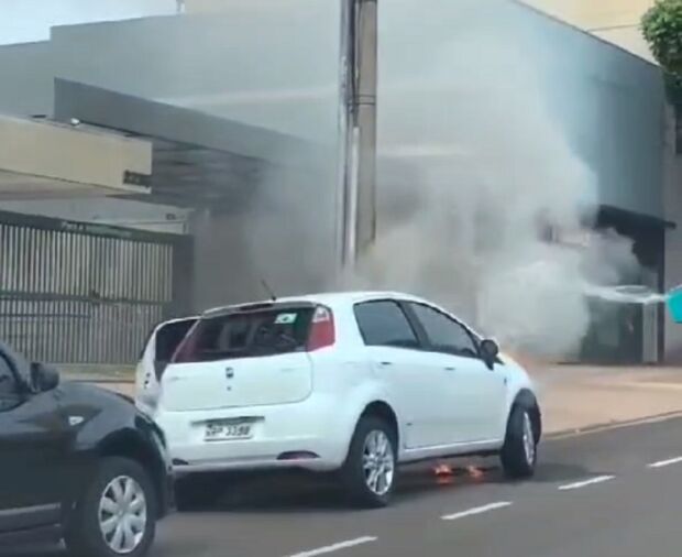 Carro pega fogo e até balde de água é arma para evitar 'PT' no Centro (vídeo)