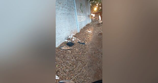 Lixo em calçada vira pesadelo para moradores no Portal Caiobá
