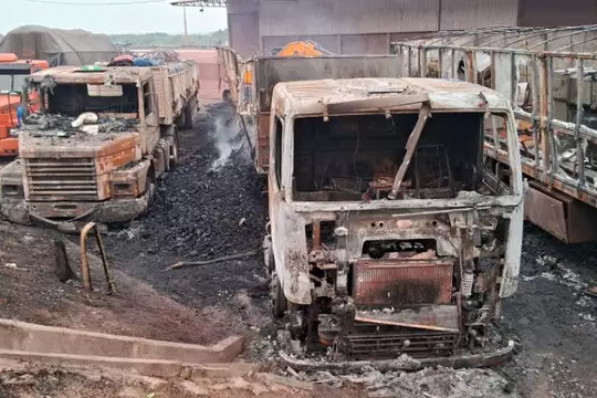 Incêndio em carga de carvão atinge três carretas em Corumbá
