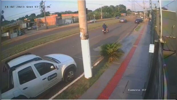 Câmera de segurança registrou carro desgovernado na Avenida Guaicurus (vídeo)